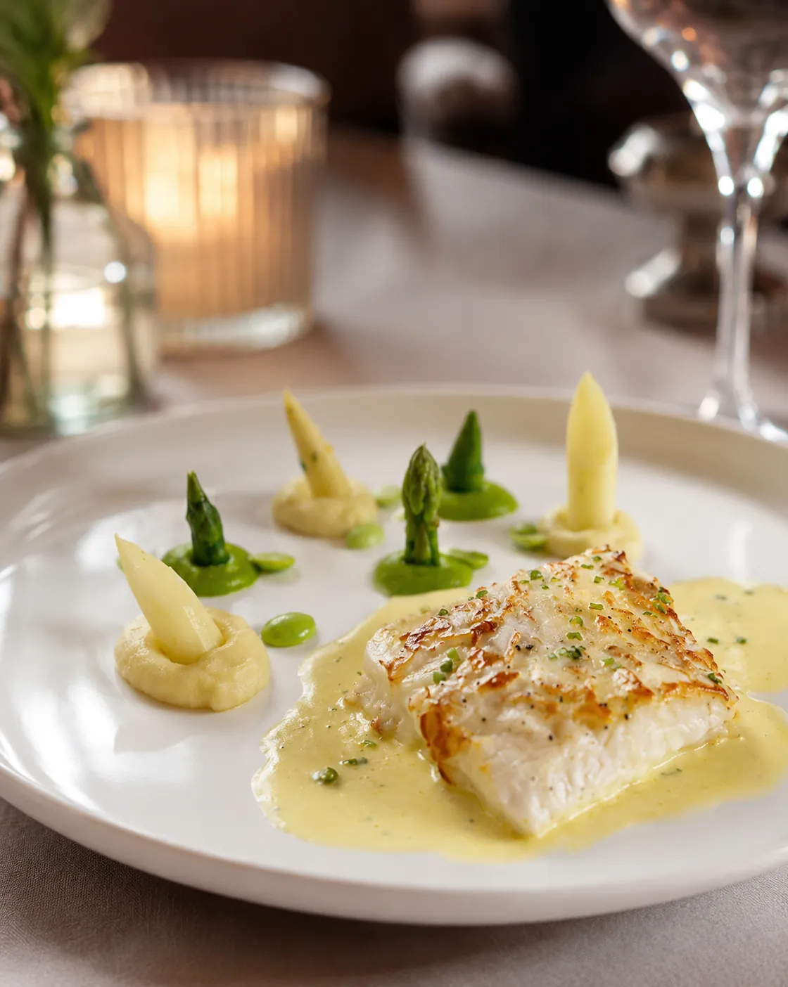 Kabeljauw met groene en witte asperge en beurre blanc