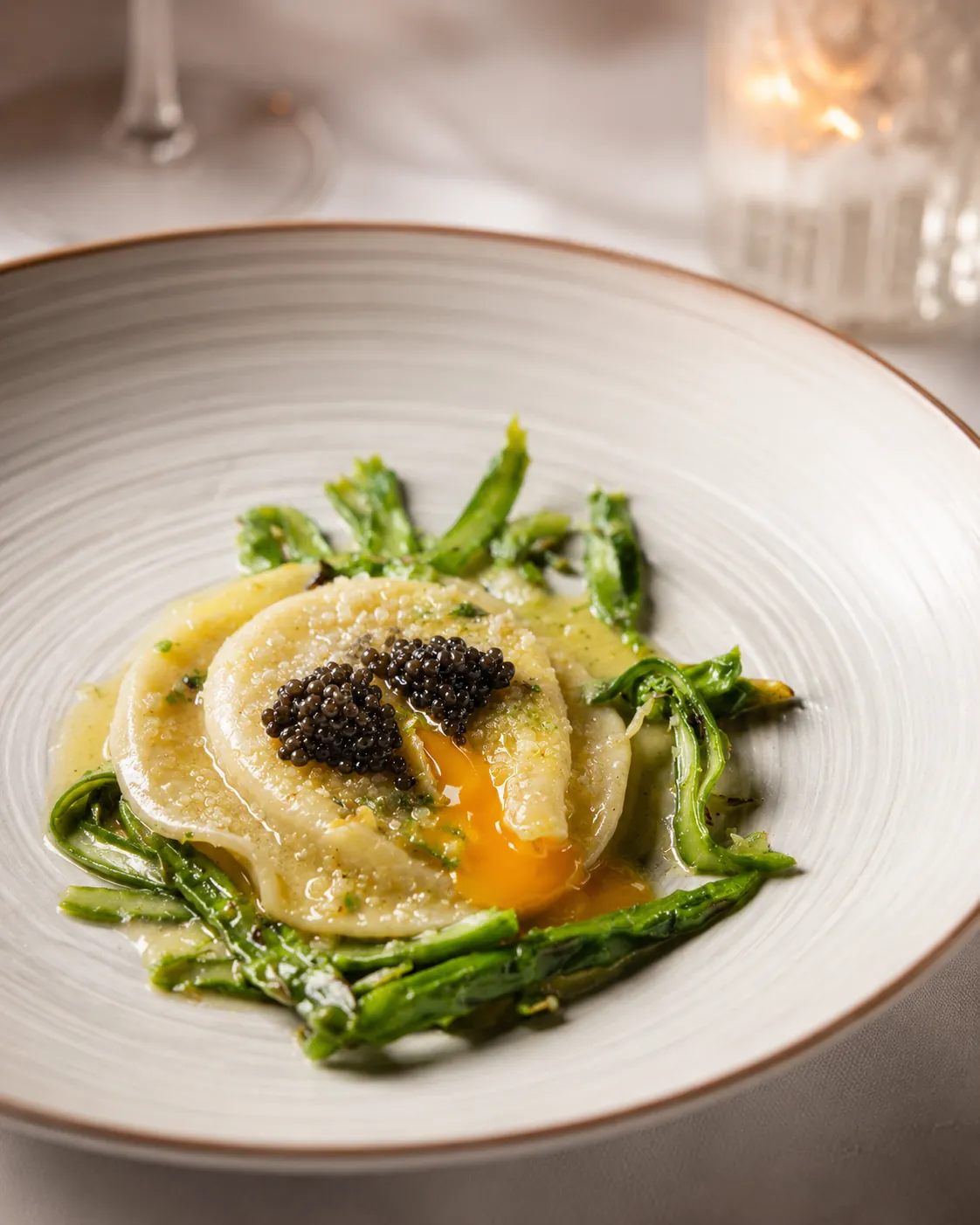 Ravioli met eidooier, kaviaar en gegrilde broccoli